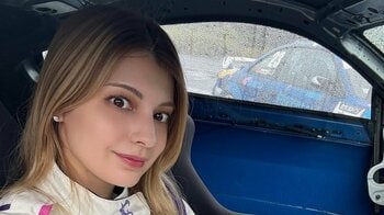 マギー 車に乗り込みレーシングスーツ姿を公開！「ドリフト特訓しよーっと」サーキットを回る練習動画に「カッコイイ」「応援してます」