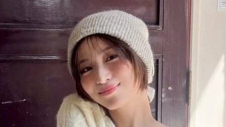 「白い天使降臨」岡崎紗絵 萌え袖ニット×肩出しコーデ披露！フェミニンな雰囲気あふれる姿に「透明感ある」「ニットのサイズ感が最高」