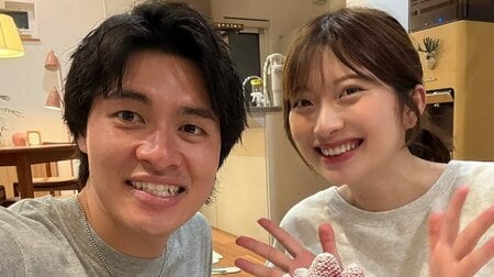 愛くるしさ満点生後1カ月長女が“風船遊び”に夢中な姿を公開！華金カップル 小さなおててをバンザイ我が子との幸せショットに「尊すぎる」