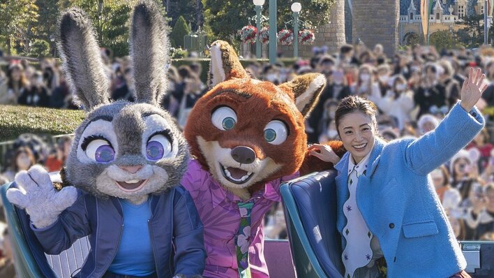 ディズニーランドに上戸彩がサプライズ登場！ジュディ＆ニックとシンデレラ城をバックにリアル共演「幸せな気持ちになりました」映画『ズートピア2』公開記念