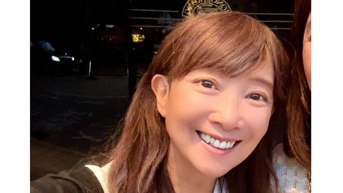 【画像】「そっくり過ぎてビックリ」アグネス・チャン 姉との“うり二つ”な顔出しツーショットを見る