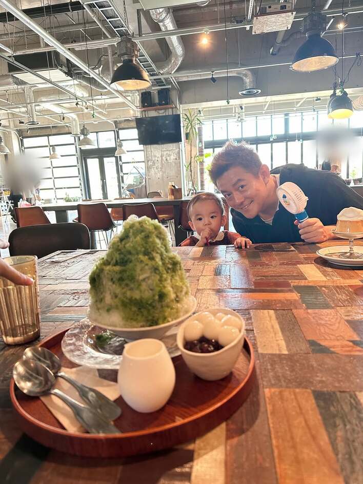 【画像18枚】「リアクション良い！」かき氷を頬張る蜂谷晏海や井戸田＆長男の顔寄せショットを見る