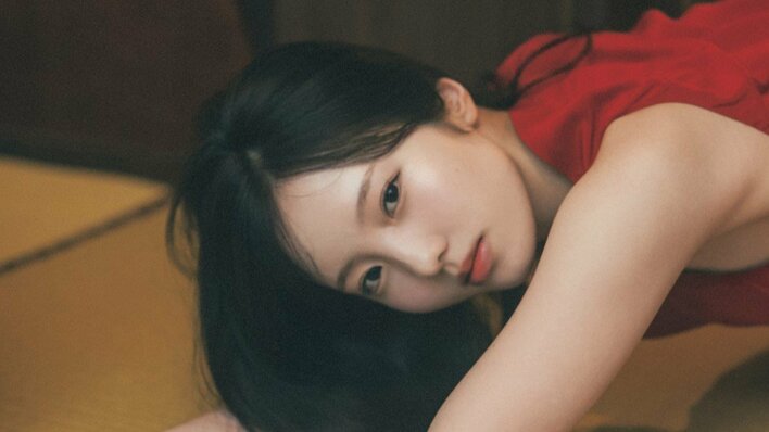 本田真凜 ドキッとする大人なショットが解禁！“迷わず１番のお気に入り”の真っ赤なドレス姿 初写真集の先行カット第5弾