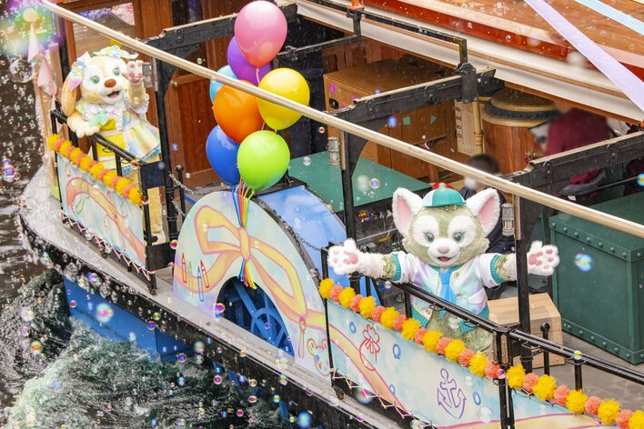 必見！】ダッフィーたちが20周年衣装に身を包み登場する水上