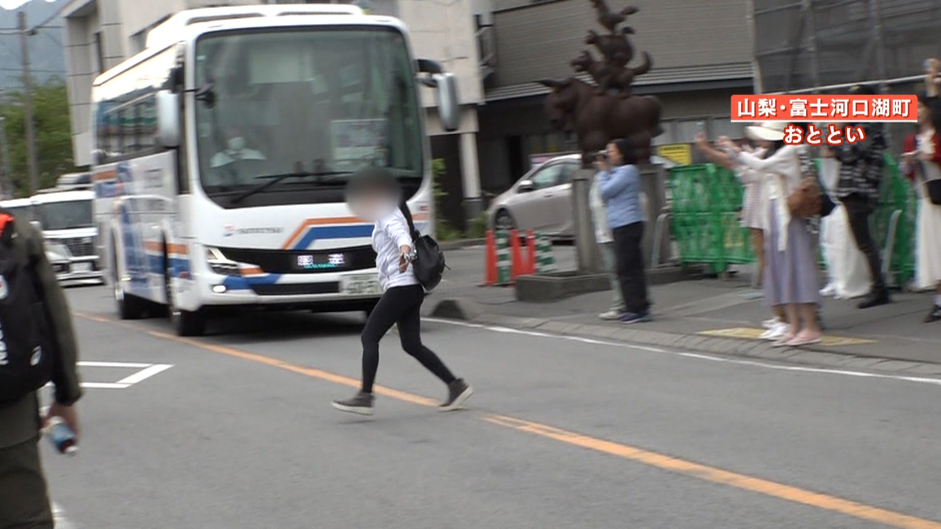 苦肉の策】富士山・外国人観光客の迷惑行為相次ぐ… “映えスポット”に