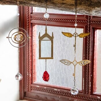 2025年12月5日(金)より「ハリー・ポッター　マホウドコロ」にて、映画『ハリー・ポッターと賢者の石』の公開25周年に先駆け、作中に登場するさまざまなアイテムをモチーフにした新商品を販売！