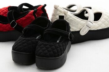 「ODAKHA」が10周年の「SUBU」とコラボレーション。新作「mary jane quilting platform shoes」と、人気モデル「loose socks boots」に新⾊が登場