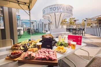 BBQメニューリニューアルで、京都エンタメ体験の新章開幕。春の新定番！京都タワービル屋上にて"空中ピクニック"