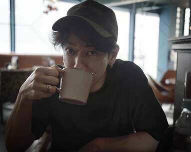 佐藤健 “彼女目線風”写真を披露！オフ感満載な姿に「デートしている