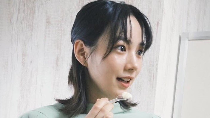 「髪を切りました」のん 肩上ボブヘアにイメチェン報告！ポテチくわえた“アヒル口”のおちゃめショットに「似合いますね」「透明感すごい」<br />