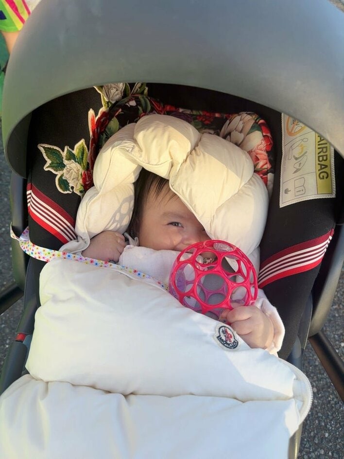 【画像5枚】頭まですっぽり！真っ白でフワフワの“3代目のおくるみ”に包まれた川崎希の生後4ヵ月次女を見る