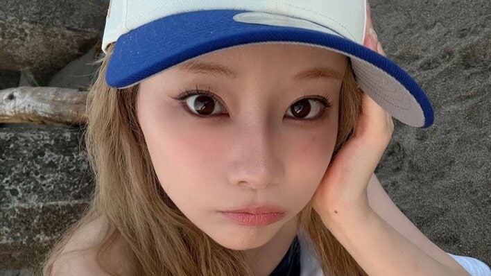 「惚れちゃう」重盛さと美 濃いめメイクの“ギャル盛さん”ショットに「目の保養」とファン歓喜！美デコルテ際立つチューブトップ姿も