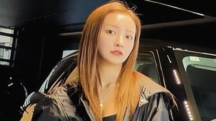 【画像16枚】「似合いすぎ」板野友美 愛車とのツーショット公開！チラ見えした内装をバックに披露したミニ丈コーデも見る