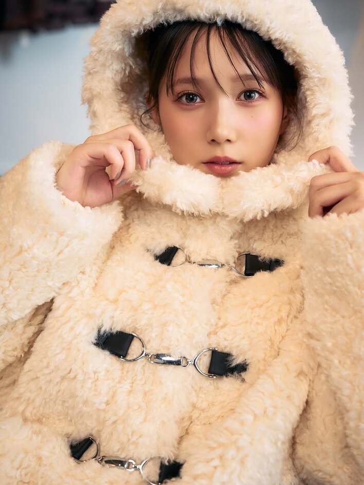 本田翼 美脚のぞかせた秋冬コーデ公開！ニット×ミニ丈ボトムスに