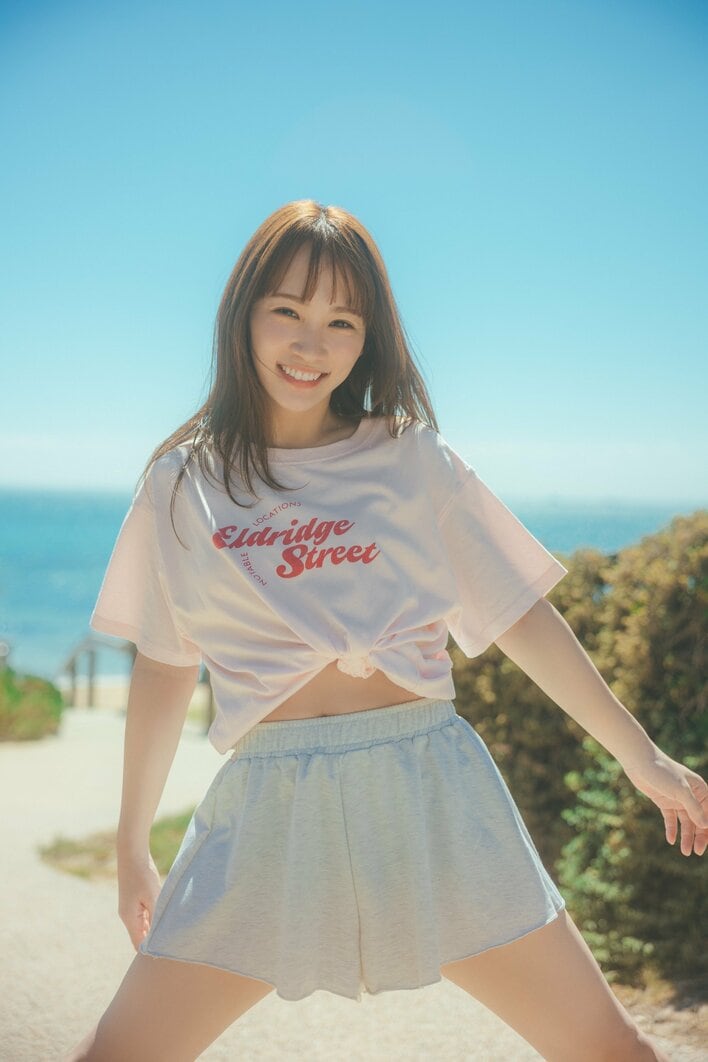 川栄李奈(30) ビーチでの“肌見せ”カット公開！初写真集で寝起き姿や