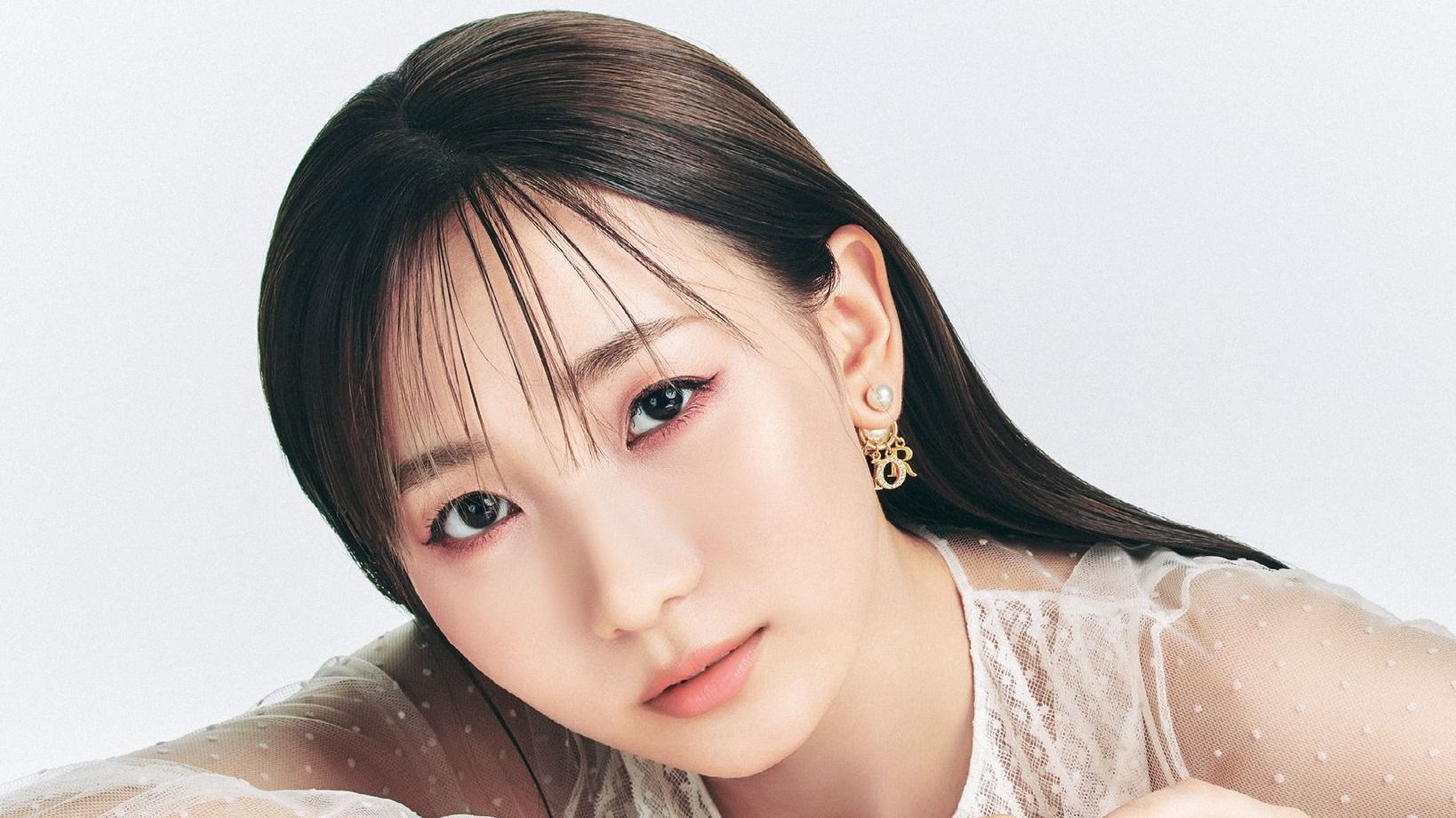 幾田りら 美脚をチラ見せ！レアなモデル姿できらびやかなメイクを披露