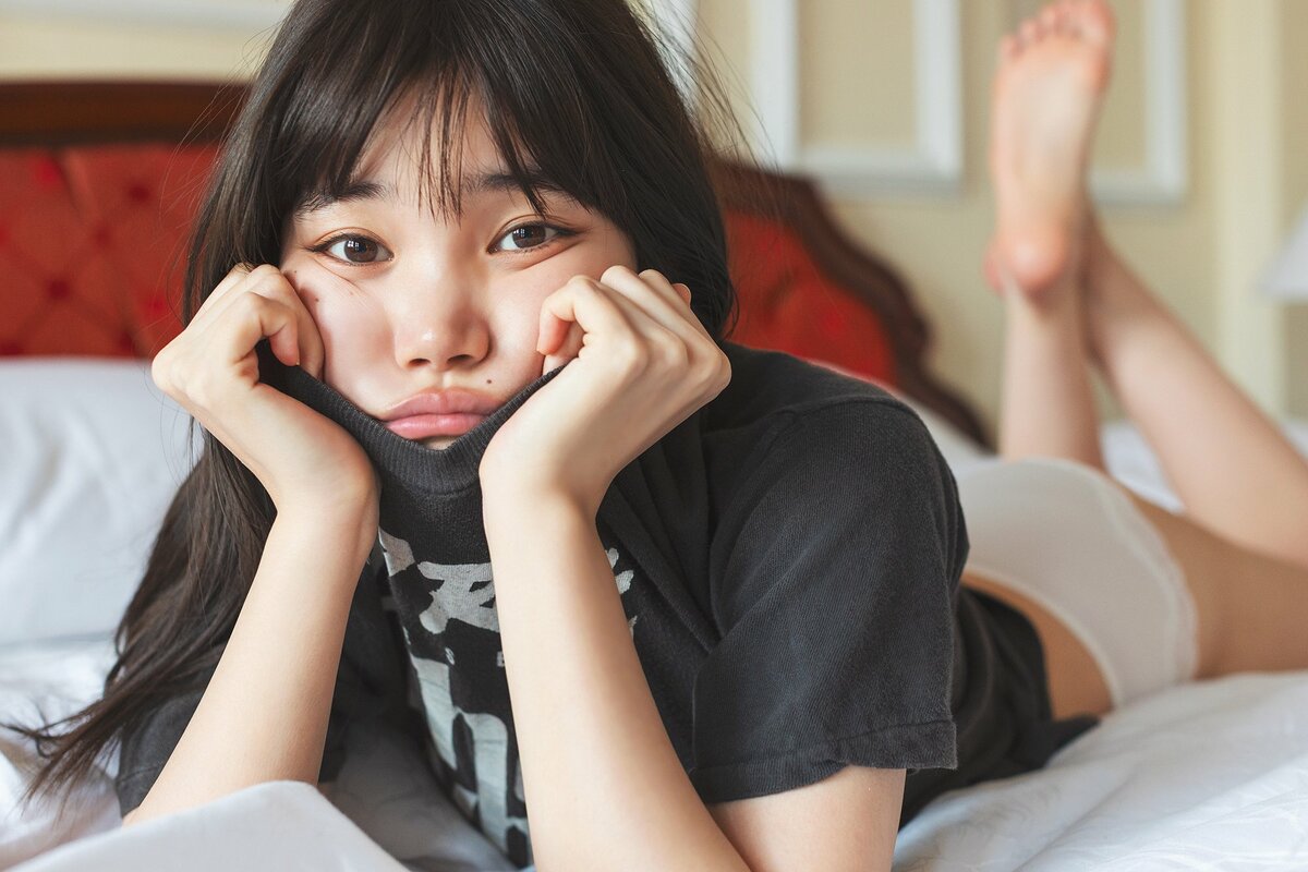 元BiSHのセントチヒロ・チッチが初写真集で透明感あふれる素肌を大胆
