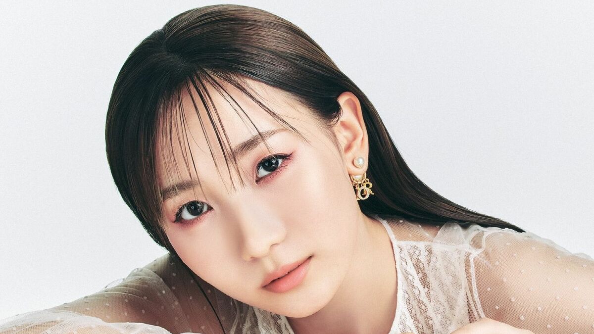 幾田りら 美脚をチラ見せ！レアなモデル姿できらびやかなメイクを披露