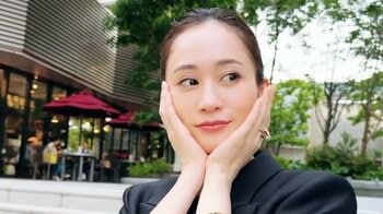 前田敦子「この世で1番大好きな」女優への愛を爆発！上品な黒ジャケット&ロングドレス姿に「10等身の美！」とファン歓喜 