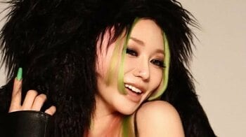 第2子妊娠中・倖田來未 “おなかふっくら”なウエスト見せショットを披露！ミニ丈黒インナーまとった新ビジュアル「記念すべき撮影って感じ」