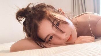 スザンヌ(37)一緒に寝ている気分を味わえる添い寝ショットを公開！「生まれ変わったらマットレスになりたい」