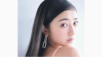 「ビジュ強！」みちょぱ  淡い色のキャミワンピで背中見せ　いつもと違った雰囲気のショットに思わず見入ってしまう！