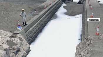 【異変】湘南の海に続く水路が突然“真っ白”に…サーファー「飲んじゃってヤバイと…」原因は“植物プランクトン”か