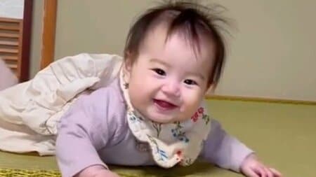 「何回も見ちゃいました」なぜ手が…？生後6ヵ月赤ちゃんの“人生1周目すぎる”リアクションが「天使すぎ」と話題に！【激かわキッズ奇跡の瞬間】