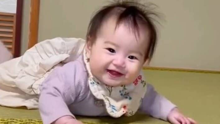「何回も見ちゃいました」なぜ手が…？生後6ヵ月赤ちゃんの“人生1周目すぎる”リアクションが「天使すぎ」と話題に！【激かわキッズ奇跡の瞬間】