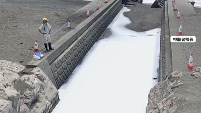 【異変】湘南の海に続く水路が突然“真っ白”に…サーファー「飲んじゃってヤバイと…」原因は“植物プランクトン”か