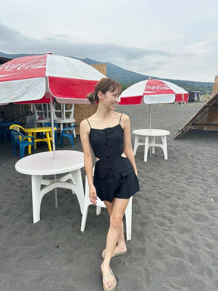 AMI アミ　水着ブラック Dream Ami 美脚＆美背中際立つ黒水着姿を披露！伊豆大島のビーチや