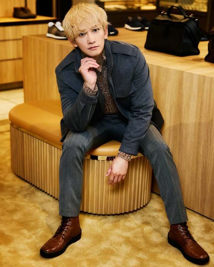 ギターが似合いすぎ」町田啓太 黒髪イメチェン姿のライブショット公開