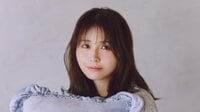 長濱ねる メガネ×タンクトップ姿のオフショットを披露！鮮やかなコーデとのギャップで見せる知的なムードにくぎ付け