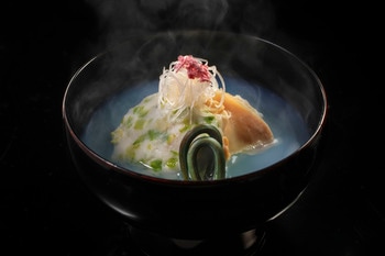 【星のや軽井沢】ワラビやタラの芽などの山菜、清流で育ったヤマメに、海の幸である蛤の滋味が織りなす「山の懐石」春限定メニューを提供開始