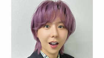 ミセス藤澤涼架 紫の髪色で“鳥と一体化”！？「涼ちゃんどれ？」動物から愛されるカラフルなショットに「カラーがマッチしてる」「モテモテ」