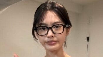 ほぼすっぴんで“一人晩酌”用にせいろ蒸し！安斉星来  左手薬指に指輪を光らせた包丁さばきに「やり慣れてる」「野菜切るの上手い」「料理も上手い女神」