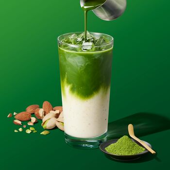 スタバ新作　「抹茶 & クラッシュ ピスタチオミルク ティー ラテ」ティーに特化した全国12店舗で発売