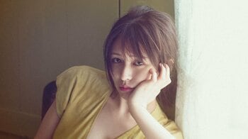 長濱ねる 柔らかな素肌が目を引くランジェリー姿を披露！上品な表情に注目“バブみボディ”話題の2nd写真集から先行カット第13弾