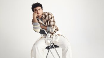 アミ パリス、ジョアン・ネヴェスとともに新作スプリングコレクションを発表