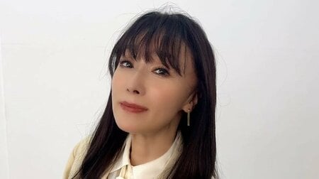 浅野ゆう子(65) 美脚際立つハーフパンツ姿に「昔のまま」と反響！セットアップ姿でポージングする大人の雰囲気あふれるショットにファン絶賛