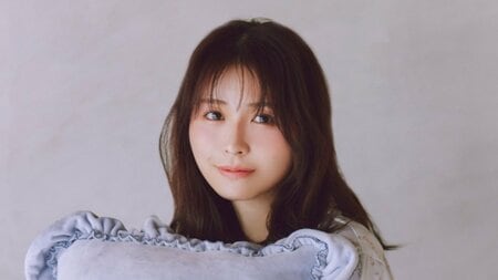 長濱ねる メガネ×タンクトップ姿のオフショットを披露！鮮やかなコーデとのギャップで見せる知的なムードにくぎ付け