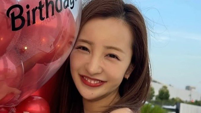 「仲良しなの知らなかった」板野友美 “大好きな人”との密着ツーショット披露！34歳の誕生日を笑顔でお祝い「ここ仲良いの幸せすぎる」「最強すぎ」の声