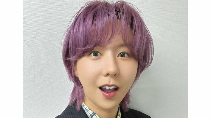 「涼ちゃんどれ？」ミセス藤澤涼架 紫の髪色で“鳥と一体化”！？動物から愛されるカラフルなショットに「カラーがマッチしてる」「モテモテ」