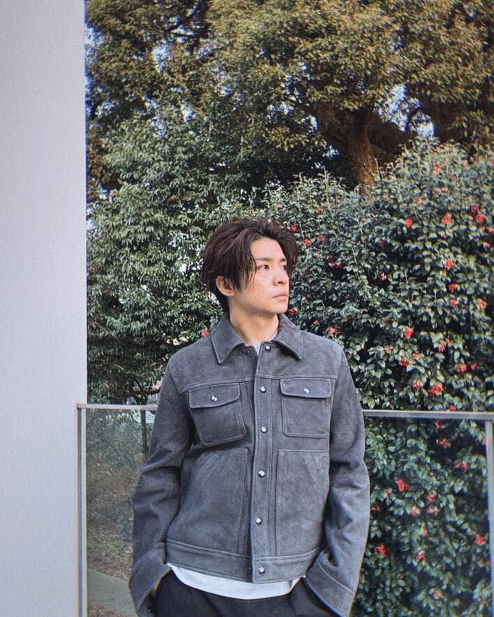 大人の色気が…」岸優太 黒髪×パーマにイメチェン！Number_iでの髪色