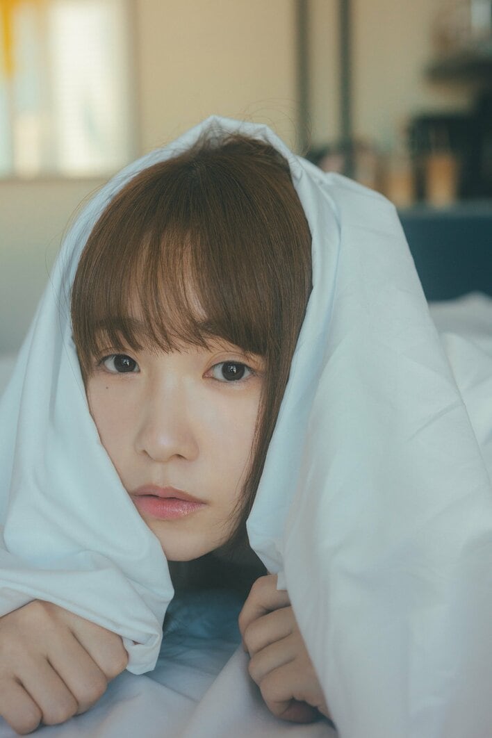 川栄李奈等身大パネル 川栄李奈(30) キャミワンピ姿で大人な表情やすっぴんでベッドに