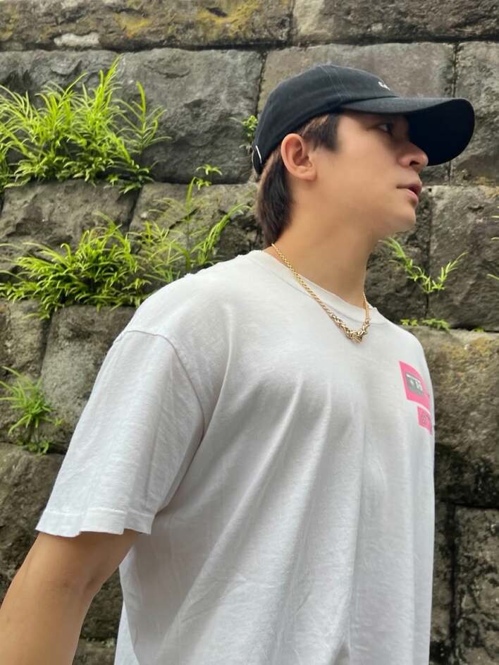 Number_i岸優太 “胸筋育ち過ぎ”なTシャツショット公開！鍛え抜かれた
