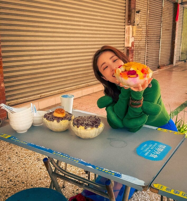 話題の上戸彩15年ぶり写真集 待望の表紙カットが解禁！光に包まれ神秘