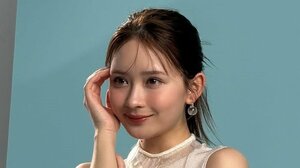 畑芽育 “美背中”際立つ黒ベアトップドレス姿を公開！“お人形さん”のようなつば広ハットを深くかぶった上品コーデに「透明感ありすぎ」
