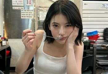 出口夏希 肩だし白コーデの“神秘的”ショットに「透明感えぐい」の声！ディズニー満喫など輝く笑顔にも注目「天使！」