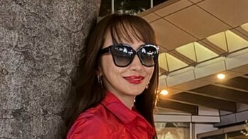 神田うの 久々の“全身赤コーデ”で都内ホテルのぜいたく和食を堪能！スリットから美脚のぞく夜のお出かけショット披露